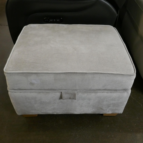 1450 - A magnesium velvet footstool