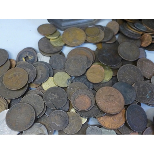 621 - A tin of British and foreign coins, many 18th and early 19th Century, including Dutch East India Col... 