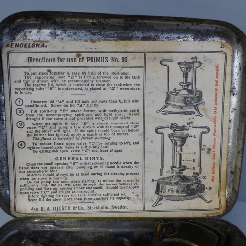 622 - A Primus burner, Hjorth & Co in tin with instructions, lacking two pan support legs