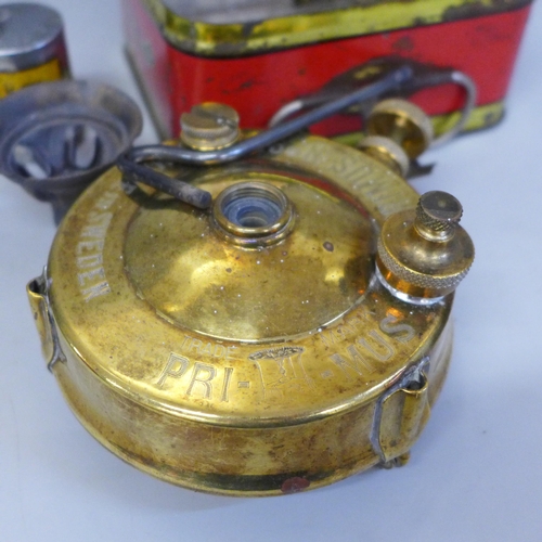 622 - A Primus burner, Hjorth & Co in tin with instructions, lacking two pan support legs