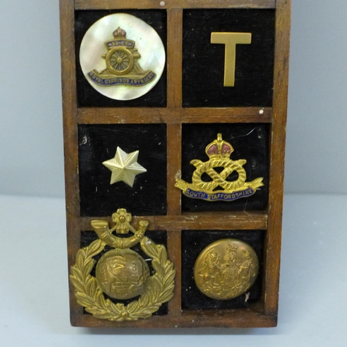 624 - A display of early 20th Century regimental buttons and badges and some loose buttons