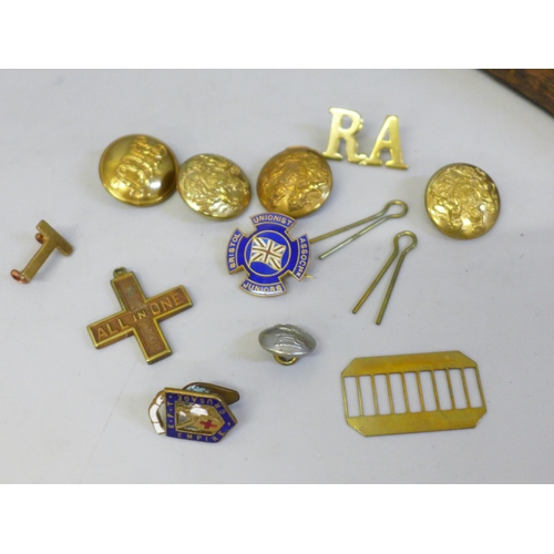 624 - A display of early 20th Century regimental buttons and badges and some loose buttons