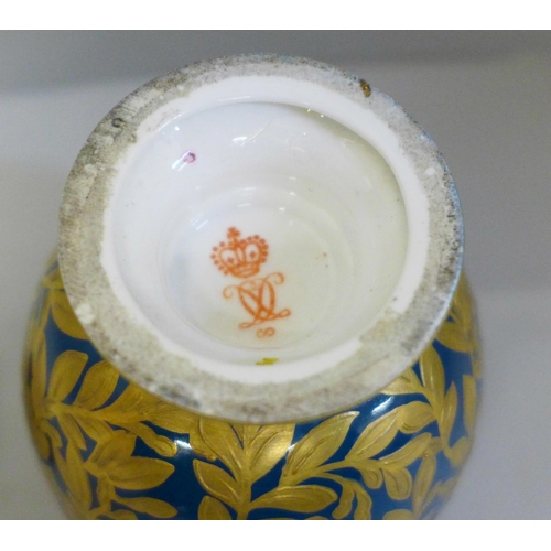 632 - A small late 19th Century Crown Derby lidded vase, a/f, 13cm