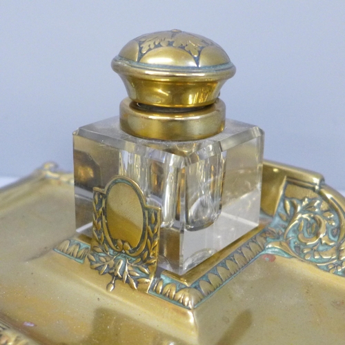 638 - A brass and glass inkwell/pen stand, 19.5cm