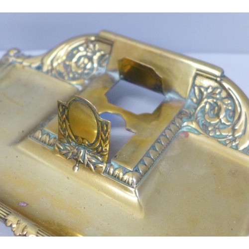 638 - A brass and glass inkwell/pen stand, 19.5cm