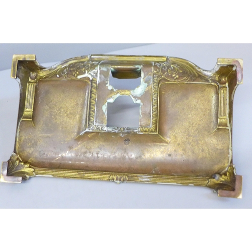 638 - A brass and glass inkwell/pen stand, 19.5cm