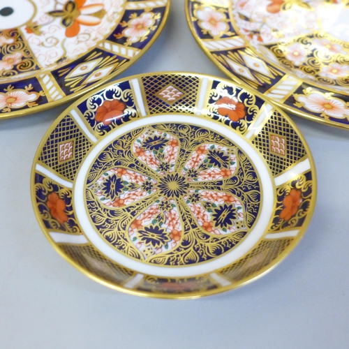 643 - A Royal Crown Derby Imari 1128 pattern pin dish and four 2451 pattern plates