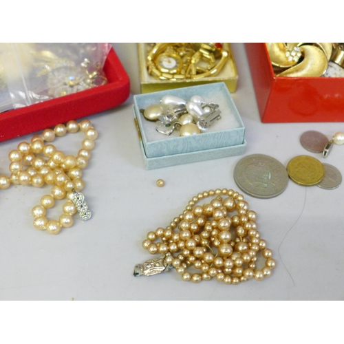 651 - Costume jewellery