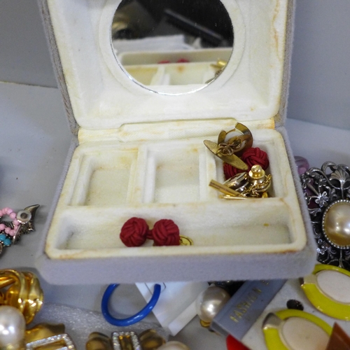 656 - A large collection of vintage earrings, clip-on and pierced