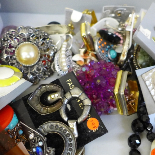 656 - A large collection of vintage earrings, clip-on and pierced