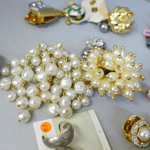 656 - A large collection of vintage earrings, clip-on and pierced