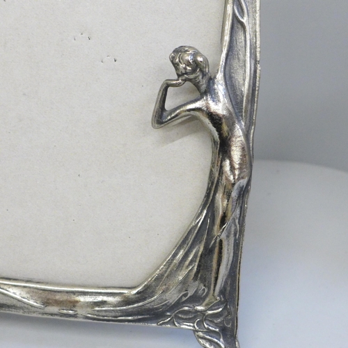 686 - Two Art Nouveau style picture frames