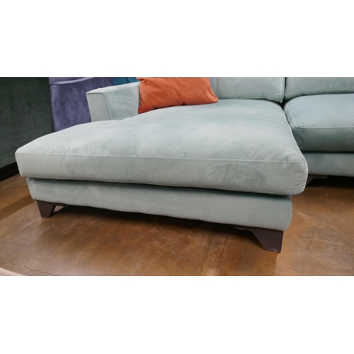 1399 - A large green velvet sofa/chaise