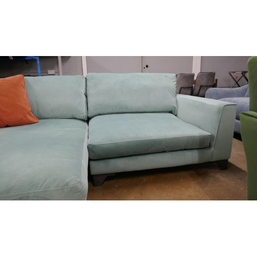 1399 - A large green velvet sofa/chaise