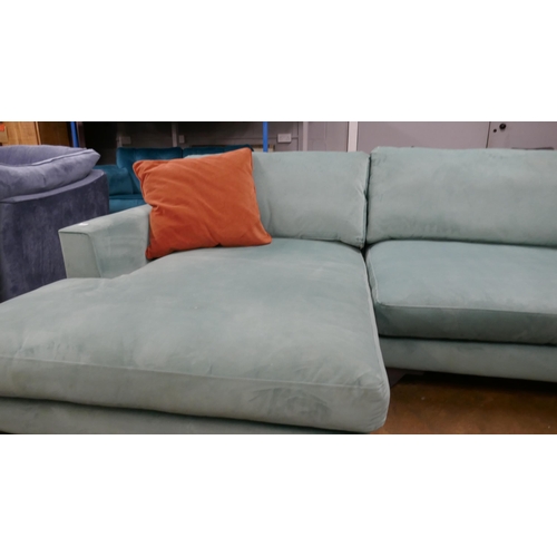 1399 - A large green velvet sofa/chaise