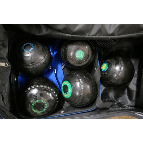 2463 - As set of 4 green bowls in wheeled carry case