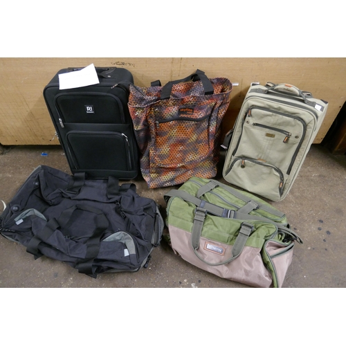 2512 - Five pieces of luggage including a cabin case and holdalls