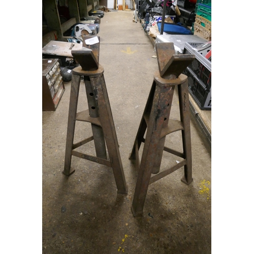 2521 - A pair of axle stands