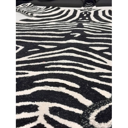 1540 - A 6ft x 4ft rug depicting a zebra