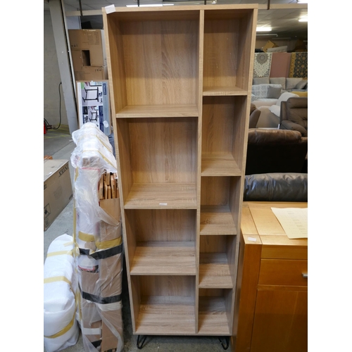 1572 - A Delta bookcase