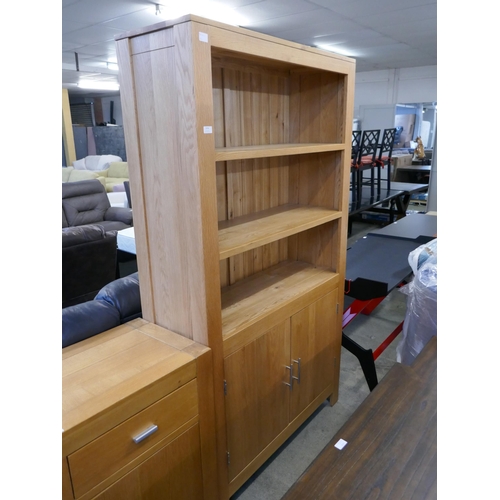 1574 - A Malvern large oak bookcase