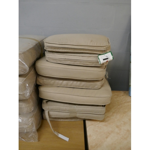 1622 - A large quantity of assorted outdoor seat pads/cushions