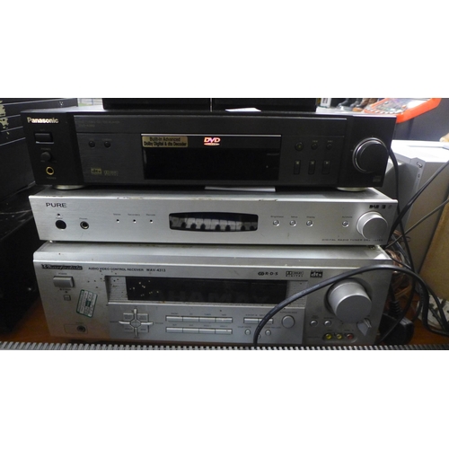 2193 - An Aiwa (CD-2A20K) CD stereo cassette receiver and a pair of Aiwa (SX-ZA20) stereo speakers