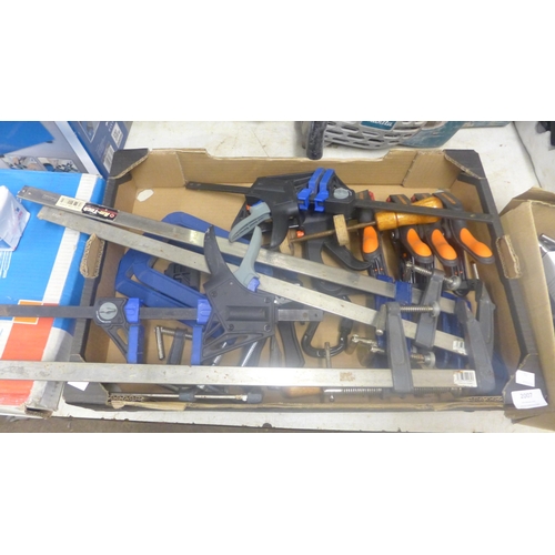 2007 - A box of approx. 20 assorted clamps including Roughneck spring clamps and Am-Tech F clamps etc.