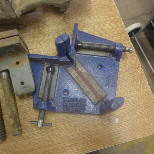 2013 - Assorted vices, clamps and including a Marples Ridgway MR6807 mitre clamp/cutting clamp, a J.G.Grave... 