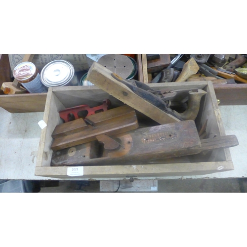 2021 - 3 Boxes of assorted woodworking tools including plane parts (including Stanley and Record), wooden b... 