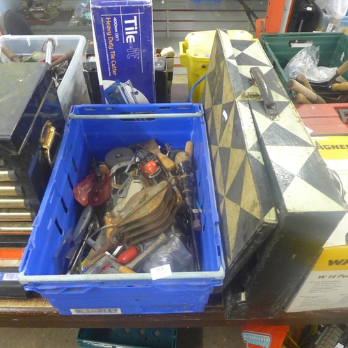 2026 - A wooden box and tray of assorted hand tools including Stanley plane, tin snips, vintage hand drill,... 