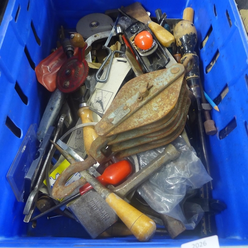 2026 - A wooden box and tray of assorted hand tools including Stanley plane, tin snips, vintage hand drill,... 