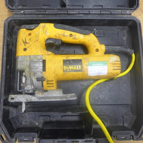 2031 - A Dewalt DW321L-XW02 110v 650w jigsaw with case