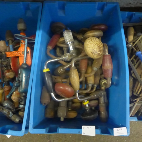 2049 - A large quantity of vintage brace drills