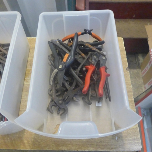 2066 - A quantity of assorted pincers and pliers