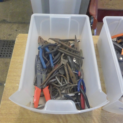 2066 - A quantity of assorted pincers and pliers