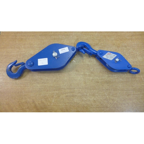 2070 - Two blue metal ACE heavy duty pulley blocks with safety hooks - serial no. 991485 and serial no. 951... 