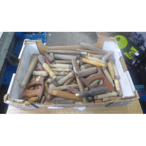 2077 - A box of approx. 50 wooden tool handles