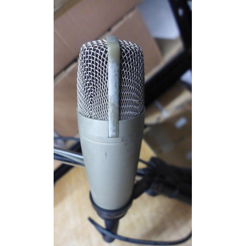 2090 - A Rode NT1A microphone s/n 0577880 and microphone stand, a Behringer C-1 microphone and microphone s... 