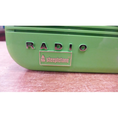 2114 - A Steepletone vintage style radio