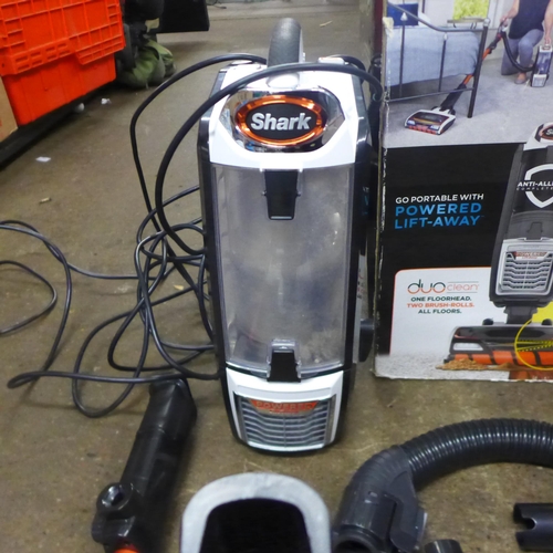 2115 - A Shark Duo Clean corded upright vacuum cleaner