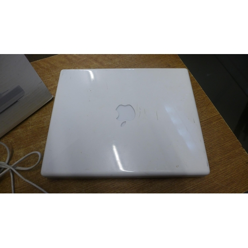 2121 - An Apple i Book G4 laptop with power cable and original box