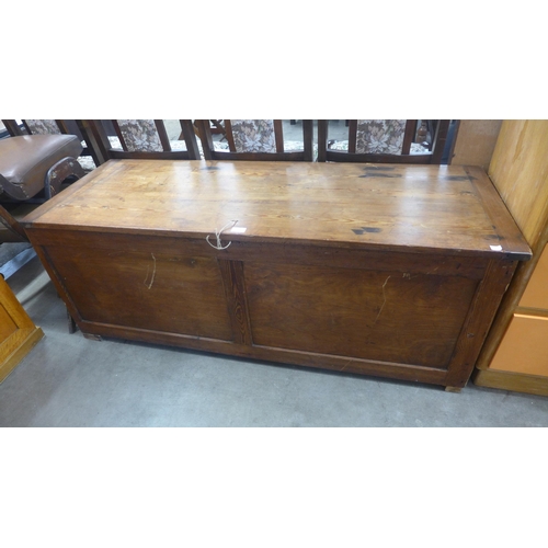 263 - A large early 20th Century pine and beech blanket box