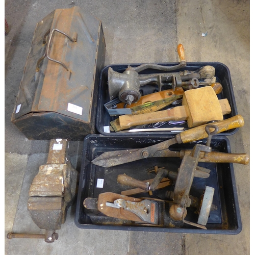 293 - A stepladder, a steel tool box with vintage hand tools and a heavy duty vice