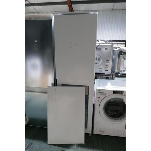 3258 - Zanussi 50/50 Fridge Freezer - Low Frost - Damaged/Heavily Used -  (4194-98) *This lot is subject to... 