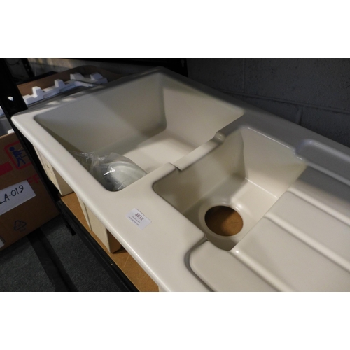 3012 - White Ceramic 1.5 Bowl Sink with Drainer (425-207) *This lot is subject to VAT