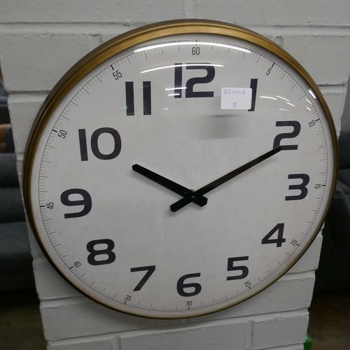 1353 - A station wall clock