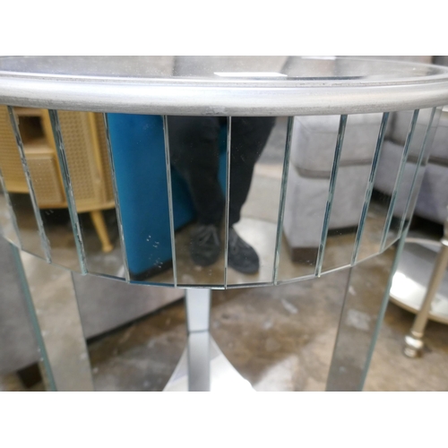 1404 - A silver mirrored lamp table