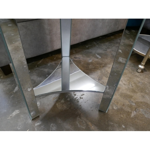 1404 - A silver mirrored lamp table