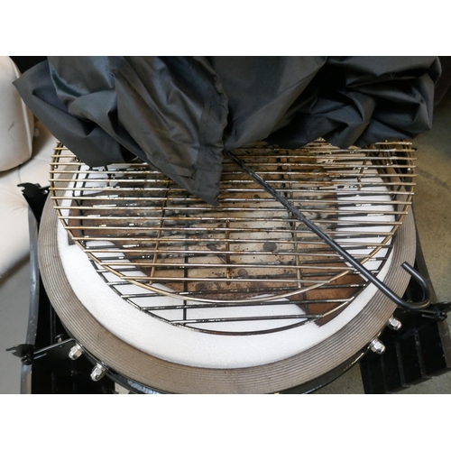 1527 - 24  Kamado Grill Black, original RRP £608.33 + VAT (4195-1) * This lot is subject to VAT